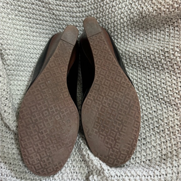 TORY BURCH HEELS WOMEN'S LOUISA LOGO WEDGE PUMP BLACK LEATHER SIZE 7.5 - Picture 5 of 5